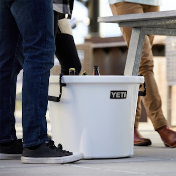 https://yeti-web.imgix.net/221cf48f8d2f3305/original/Tank_85_Hard_Cooler_Product_Overview_Image_Lifestyle-1x.jpg?auto=format&fit=crop&w=512&h=350