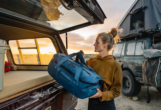 https://yeti-web.imgix.net/2913219778bee46f/original/Crossroads_40_Duffel_Bags_Product_Overview_Image_Lifestyle-1x.jpg?auto=format&fit=crop&w=512&h=350