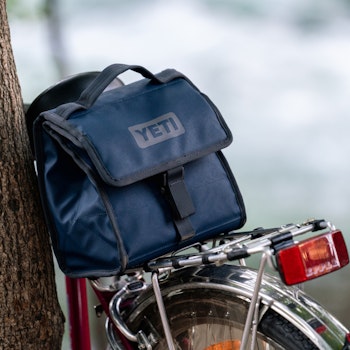 https://yeti-web.imgix.net/2a8f6b20a7a1b2d2/original/230077_PDP_Daytrip_Lunchbag_Adjustable_Grid_Product_Overview_P5.jpg?auto=format&fit=crop&w=512&h=350