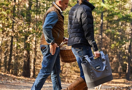 https://yeti-web.imgix.net/2bee45d47a9169b0/original/Camino_Carryall_20_Bags_Product_Overview_Multiple_Ways_To_Carry_Image_Lifestyle-1x.jpg?auto=format&fit=crop&w=512&h=350