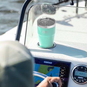 https://yeti-web.imgix.net/310834c349bf1cb9/original/R26_Straw_Cup_Drinkware_Product_Overview_Image_Cupholder_Compatible-1x.jpg?auto=format&fit=crop&w=512&h=350
