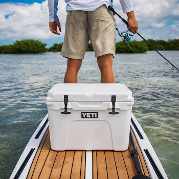 https://yeti-web.imgix.net/32c5e716dafc0f33/original/Tundra_35_Hard_Cooler_Product_Overview_Image_Lifestyle-1x.jpg?auto=format&fit=crop&w=512&h=350