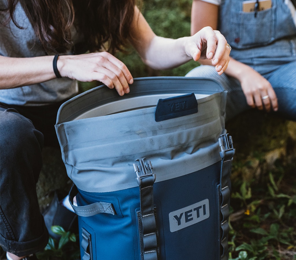 Yeti Hopper M20 Backpack Cooler 24 Yeti Hopper M20 Backpack Cooler -Favorite Wear PDP Overview Image Lifstyle M20 Feature Innovative Closure