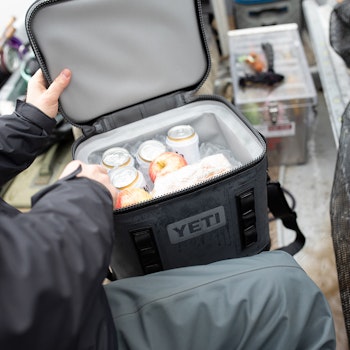 https://yeti-web.imgix.net/38d401b25a484c61/original/Flip_12_Soft_Cooler_Product_Overview_Image_Wide-Mouth_Opening-1x.jpg?auto=format&fit=crop&w=512&h=350