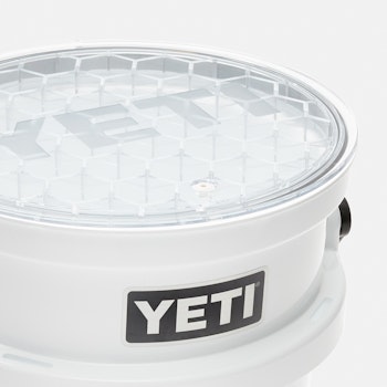 https://yeti-web.imgix.net/4bf3fd723f91be16/original/LoadOut_Bucket_Lid_Cargo_Product_Overview_Image_Pressure_Release_Valve-1x.jpg?auto=format&fit=crop&w=512&h=350
