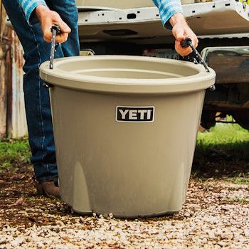 https://yeti-web.imgix.net/50ad448e2be121e0/original/Tank_45_Hard_Cooler_Product_Overview_Image_Doublehaul_Handles-1x.jpg?auto=format&fit=crop&w=512&h=350