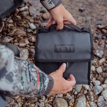 https://yeti-web.imgix.net/567f75a0cd19b708/original/230077_PDP_Daytrip_Lunchbag_Fold_Go_Product_Overview_P4.jpg?auto=format&fit=crop&w=512&h=350