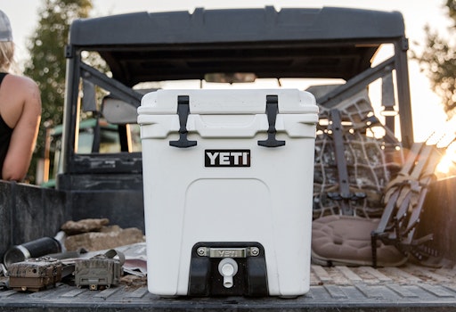 https://yeti-web.imgix.net/56898b0ef1c052ff/original/Silo_6G_Hard_Cooler_Product_Overview_Image_Lifestyle-1x.jpg?auto=format&fit=crop&w=512&h=350