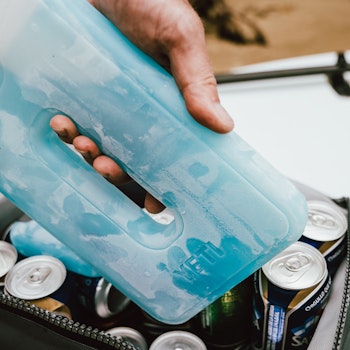 https://yeti-web.imgix.net/58ad11b72e1aa763/original/YETI_Thin_Ice_Cooler_Accessories_Product_Overview_Image_Freezes_Faster-1x.jpg?auto=format&fit=crop&w=512&h=350