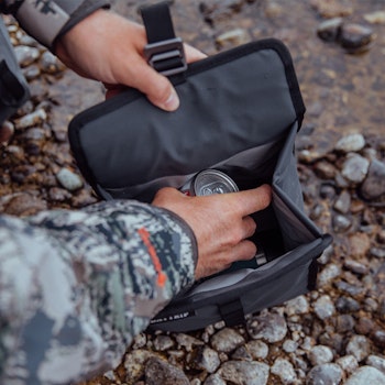 https://yeti-web.imgix.net/5eb7319eb7aecfe5/original/Daytrip_Lunch_Bag_Soft_Coolers_Product_Overview_Coldcell_Flex_Insulation-1x.jpg?auto=format&fit=crop&w=512&h=350