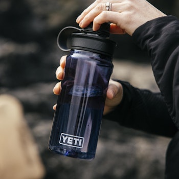 YETI Yonder 600 ml/20 oz Water Bottle with Yonder Chug Cap, Charcoal
