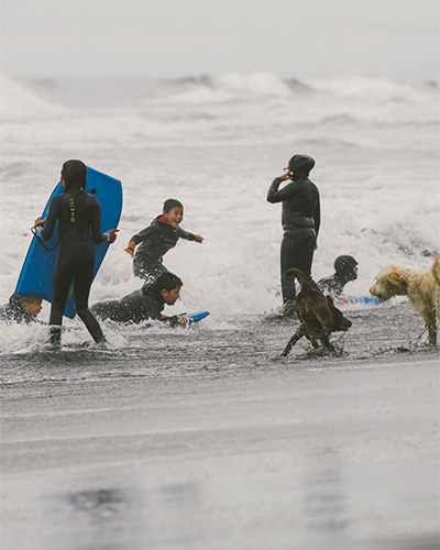 Group_Surf_With_Dog