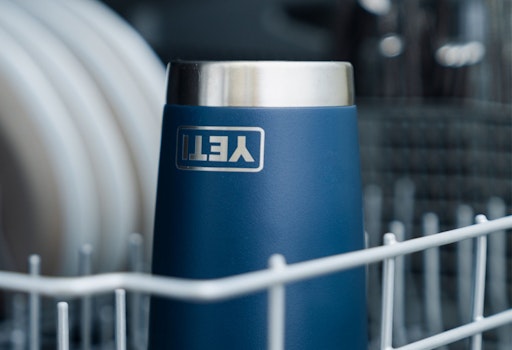 https://yeti-web.imgix.net/70bbb54e5ac91594/original/Tumbler_Drinkware_Product_Overview_Image_Dishwasher_Safe-1x.jpg?auto=format&fit=crop&w=512&h=350