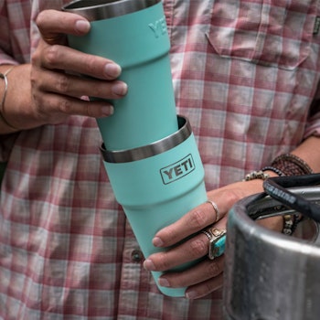 https://yeti-web.imgix.net/726b5804079fb850/original/R16_MS_Pint_Drinkware_Product_Overview_Image_Stack_Stow-1x.jpg?auto=format&fit=crop&w=512&h=350