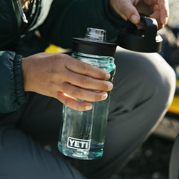 YETI Yonder 600 ml/20 oz Water Bottle with Yonder Tether Cap, Seafoam
