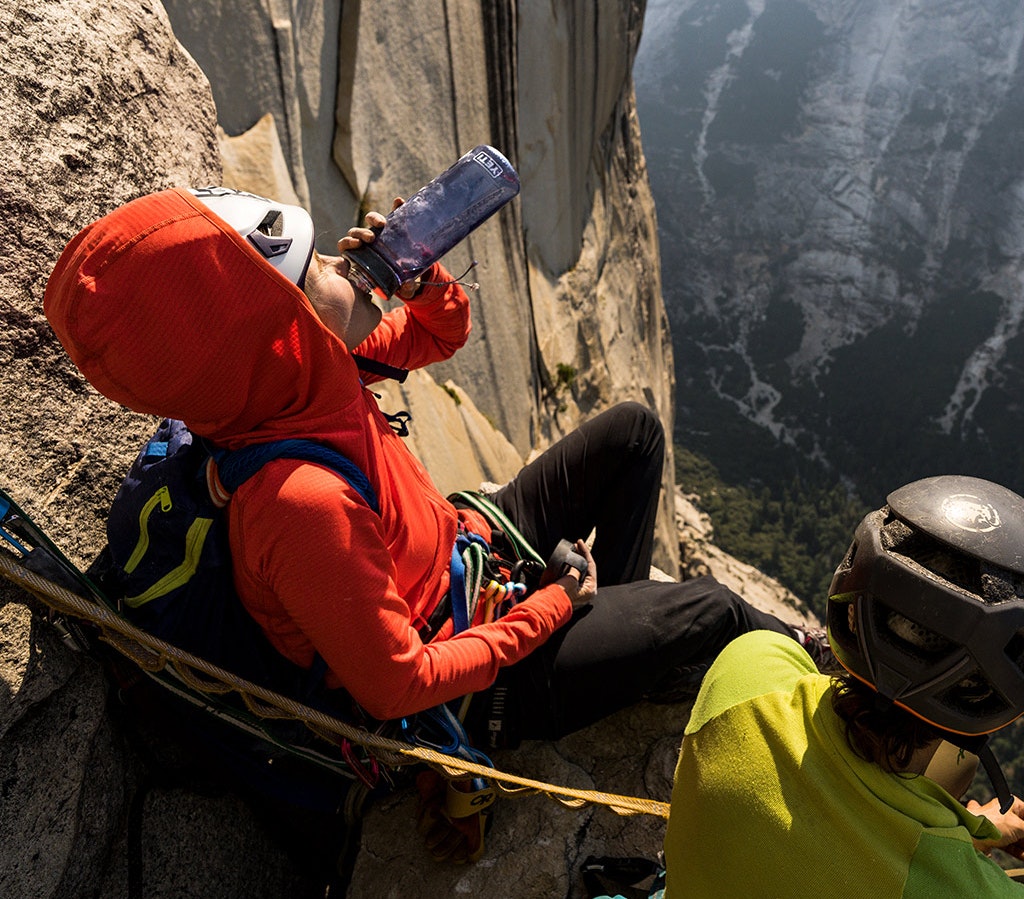 YETI Yonder™ 750ml/25 Oz Water Bottle 24 YETI Yonder™ 750ml/25 Oz Water Bottle -Favorite Wear 220035 PDP Asset Asset Banner Square OvrVew PLP Compare Yonder Rambler RTBs Slide2 BPAFree Image