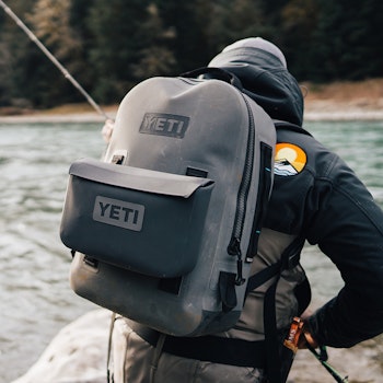 https://yeti-web.imgix.net/d99af52dc0c53a9/original/Sidekick_Dry_Cooler_Accessories_Product_Overview_Dryhide_Shell_Image_Lifestyle-1x.jpg?auto=format&fit=crop&w=512&h=350